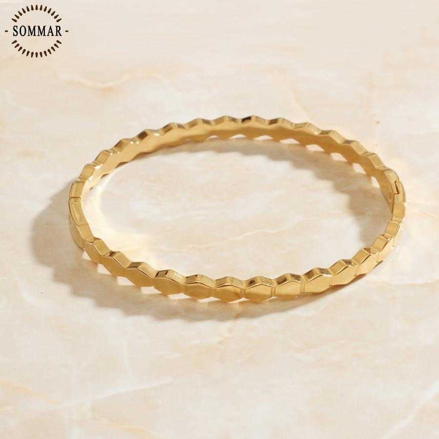 

Sommar Xmas Gift Gold Color Girlfriend Charms Bangle Simple, Stylish Hexagon Wedding Bracelet Jewelry 2020 Q0719