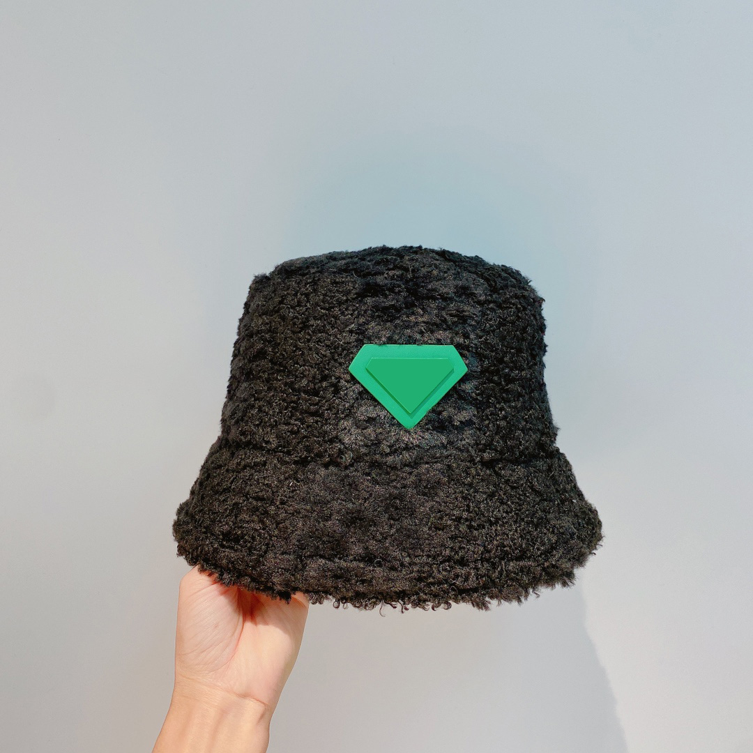 

2021 Designer Bucket Hat high quality wool lamb material is very warm suitable for autumn and winter classic black-and-white couple fisherma, Blue;gray