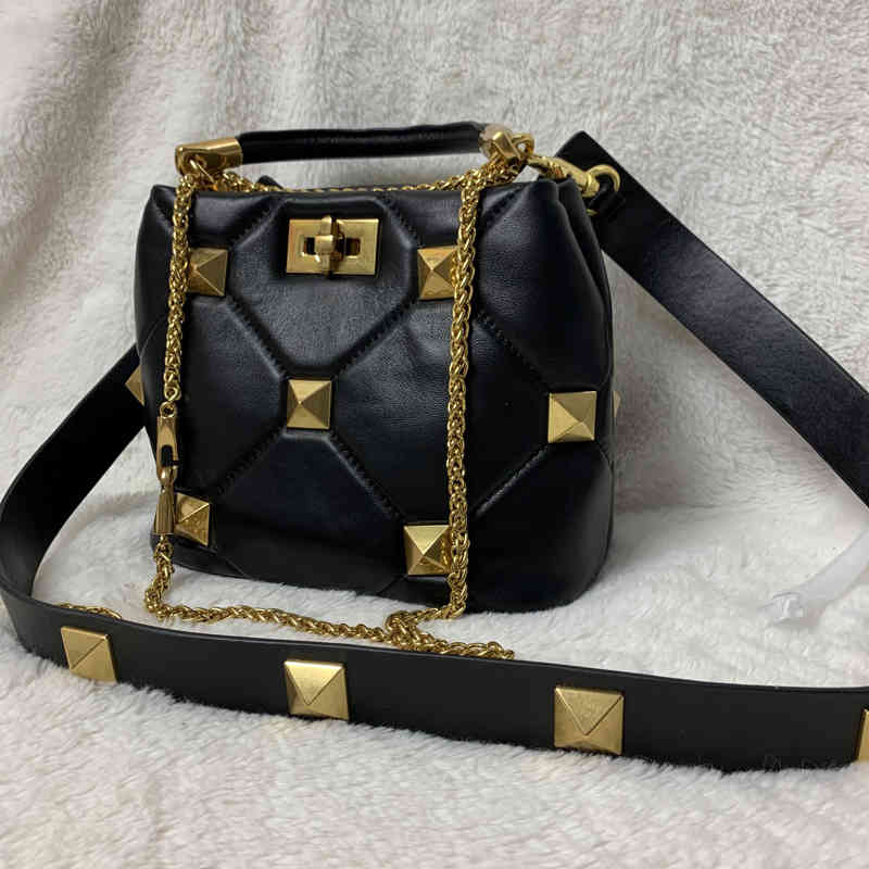 

evening bags luxurys designers crossbody handbags shoulder plain lock chains leather fashion rivet flap roman stud bucket red nude green pin