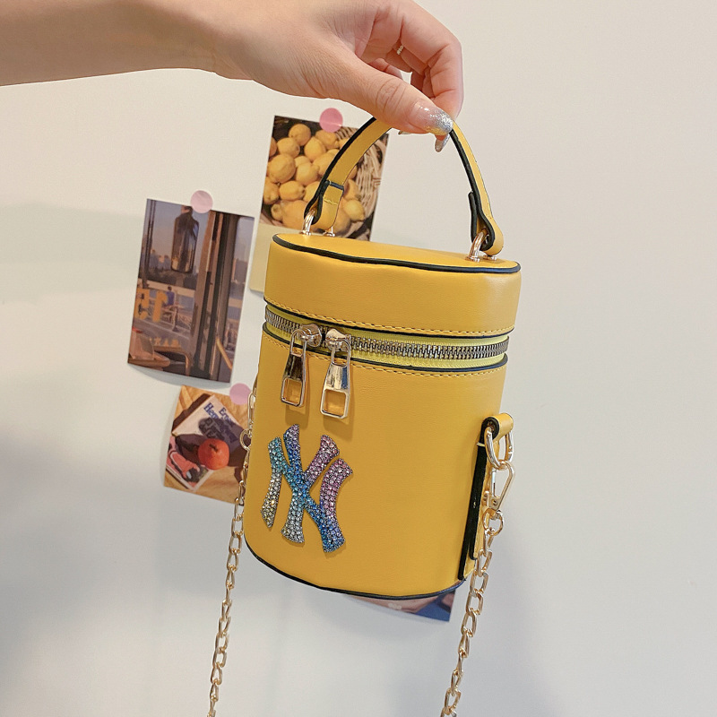 

Luxury design handbag Fashion 2021 summer new diamond inlaid NY popular portable bucket bag female chain One Shoulder Messenger Bag, White