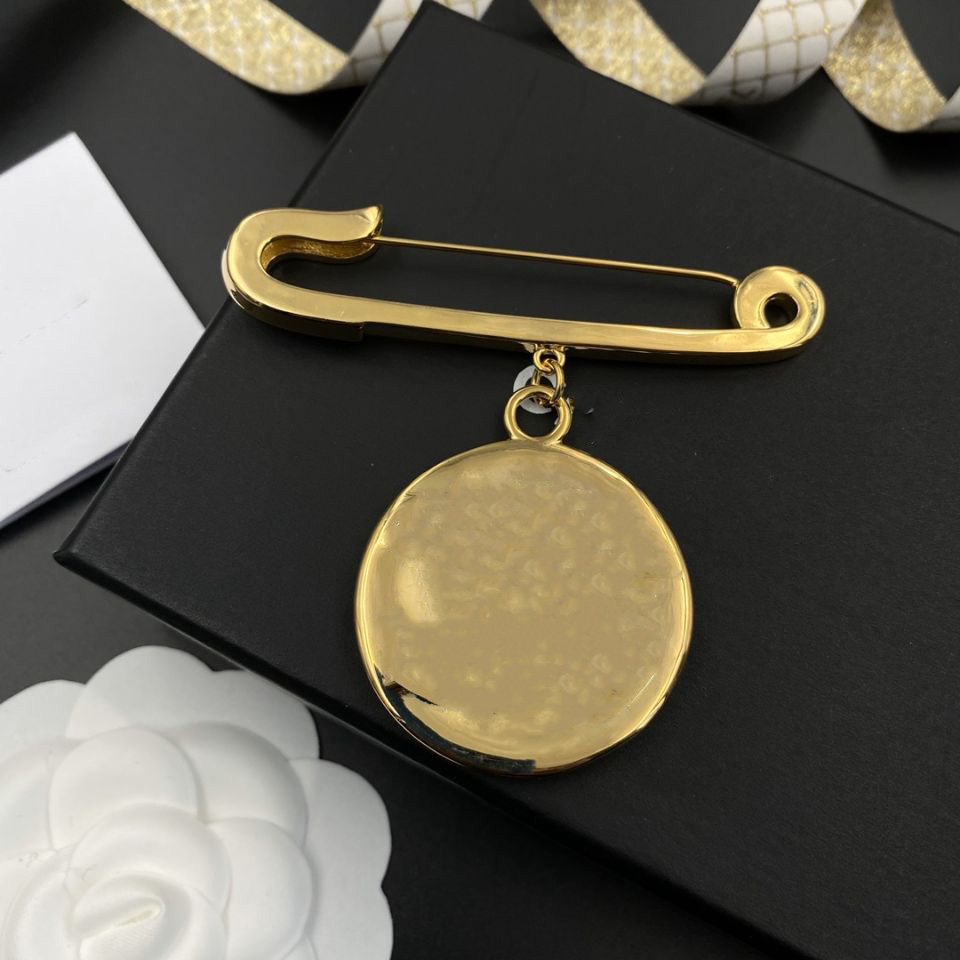 

Fashion metal Designer Brooch pin Letter C Brooches With paper card