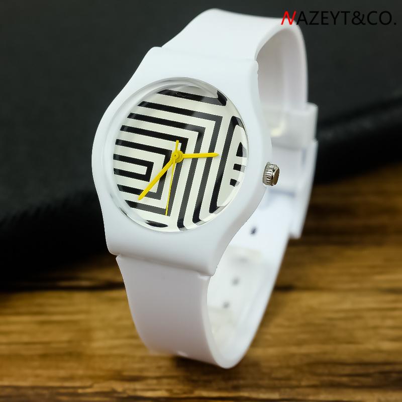 

Wristwatches Fashion Ladies Watches Mini Quartz Maze Fashionable Leisure Unisex Dresswatch Zebra Pattern Analog Waterproof WristWatch, White