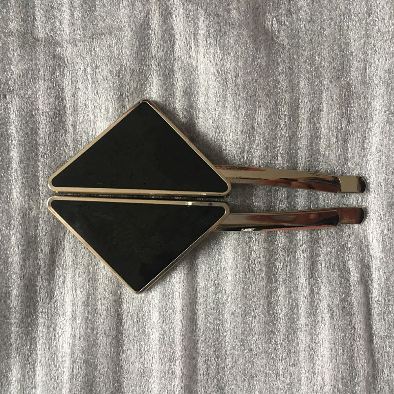 

New 2020 Hot Metal Triangle Hair Clip with Stamp Women Net Red Girl Triangle Letter Barrettes Fashion Hair Accessories High Quality