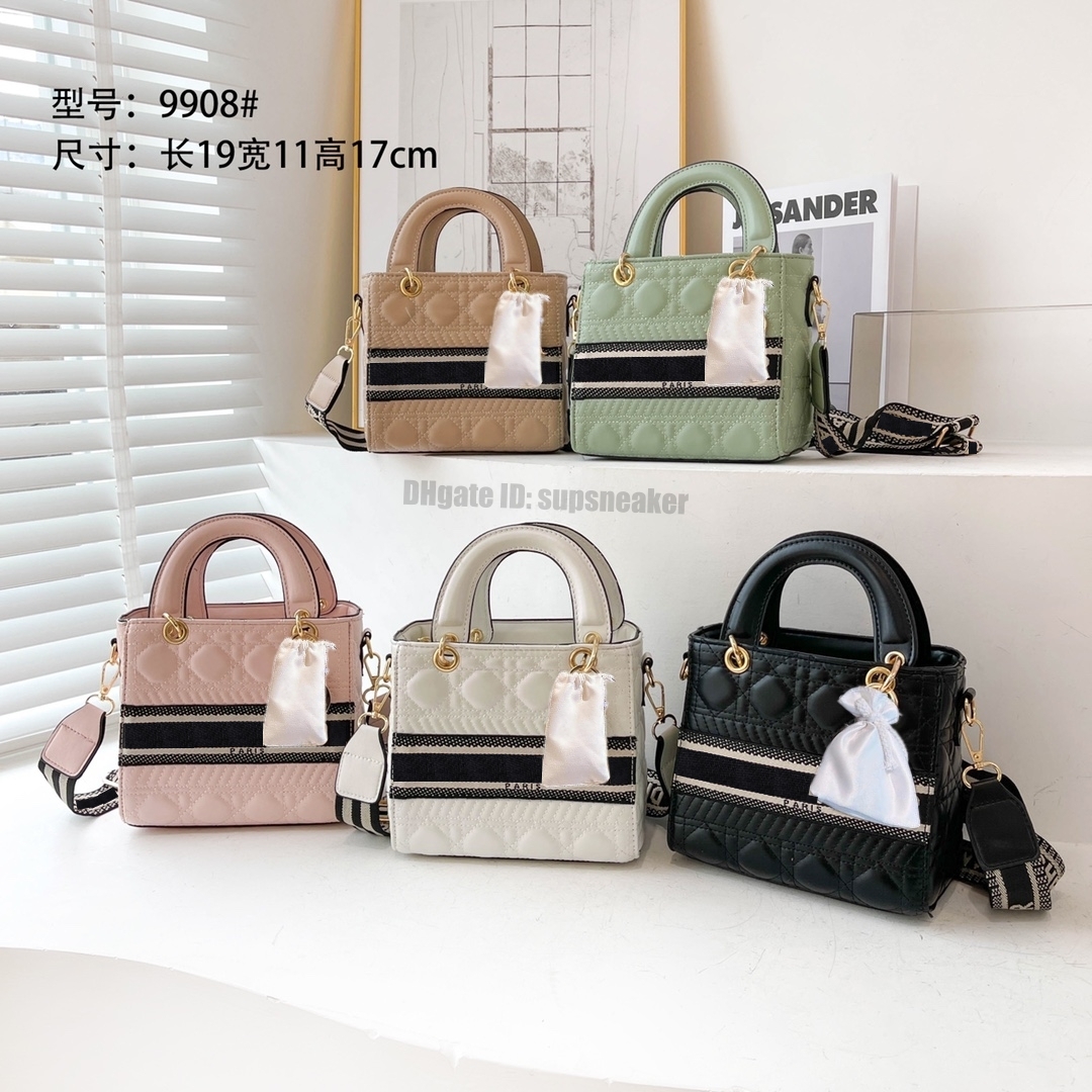 

Women Shoulder Bag Luxury Handbags 2022 New Womens Hand Embroidery Princess Net Red Fashion Trend Letter Messenger Bag Supsneaker #01, Boxes