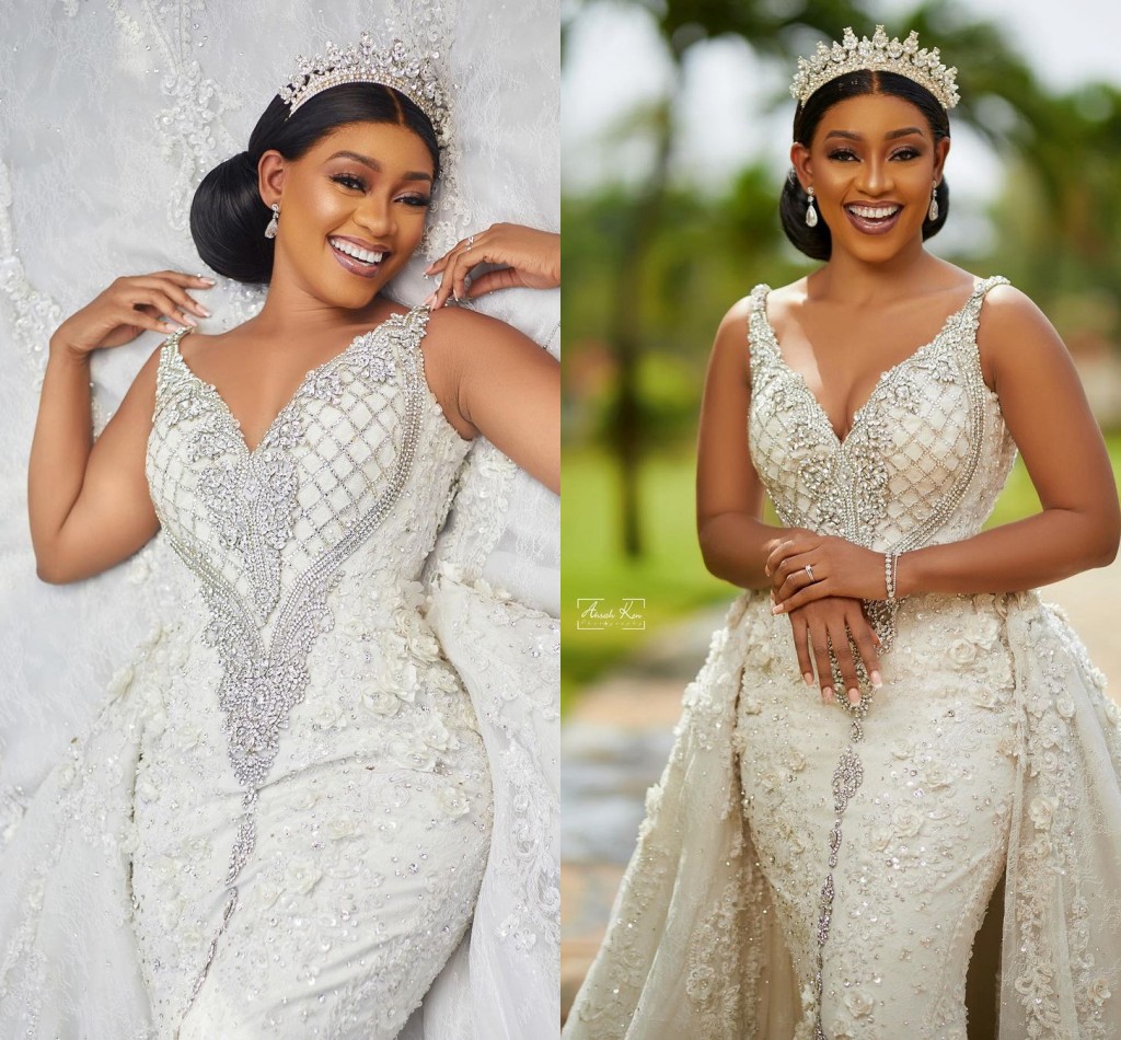

Luxury Crystals Arabic Dubai Wedding Dresses 2022 Aso Ebi Bridal Gowns V Neck Sleeveless Backless Beadings Lace With Detachable Train Vestidos De Mariee, Ivory