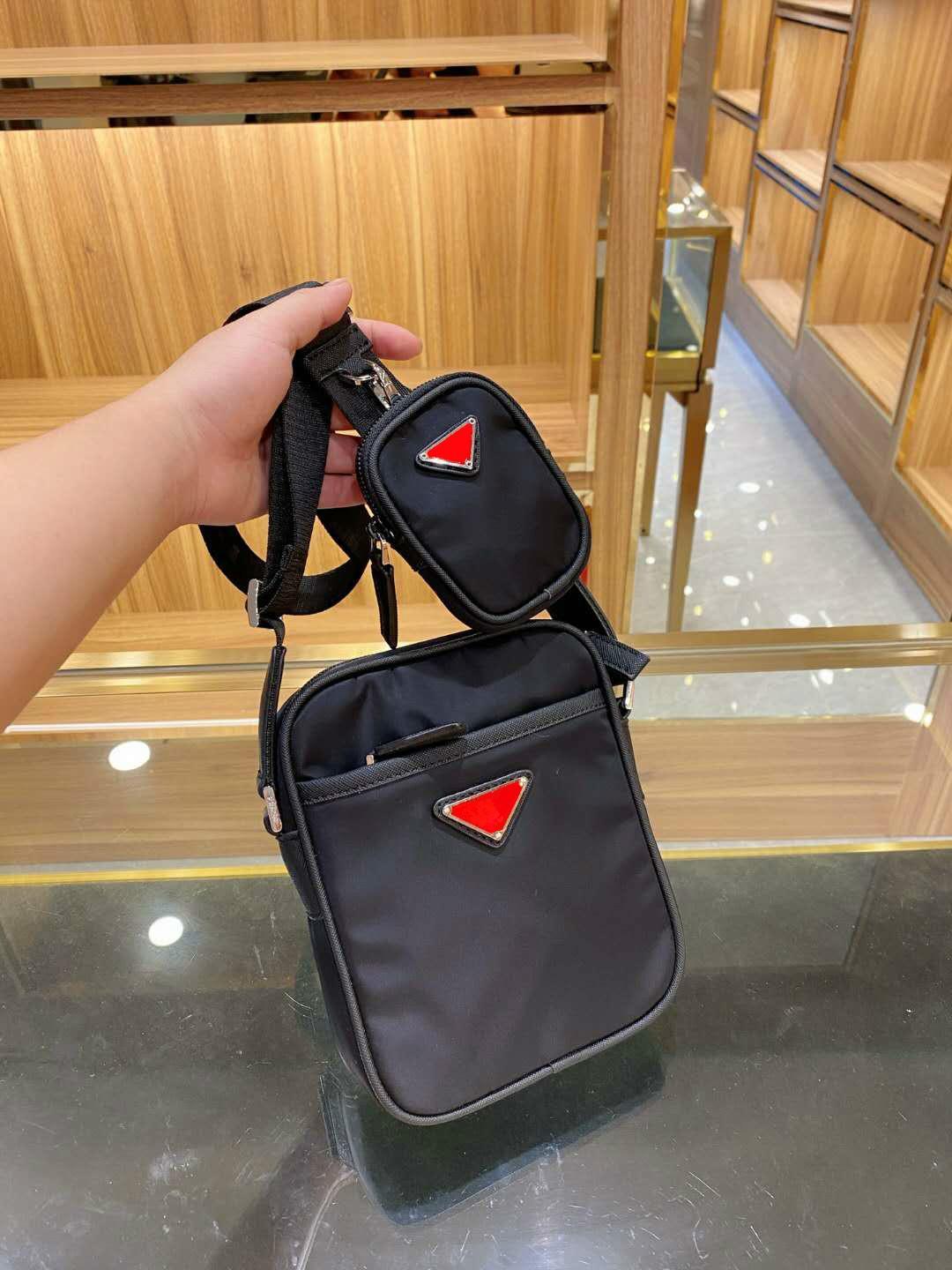 

Luxury Designer Wallets Mens and Women's Crossbody Bag Shoulder Bags Mini Size High Quality Solid Color Black Unisex with Pockets Gift Box