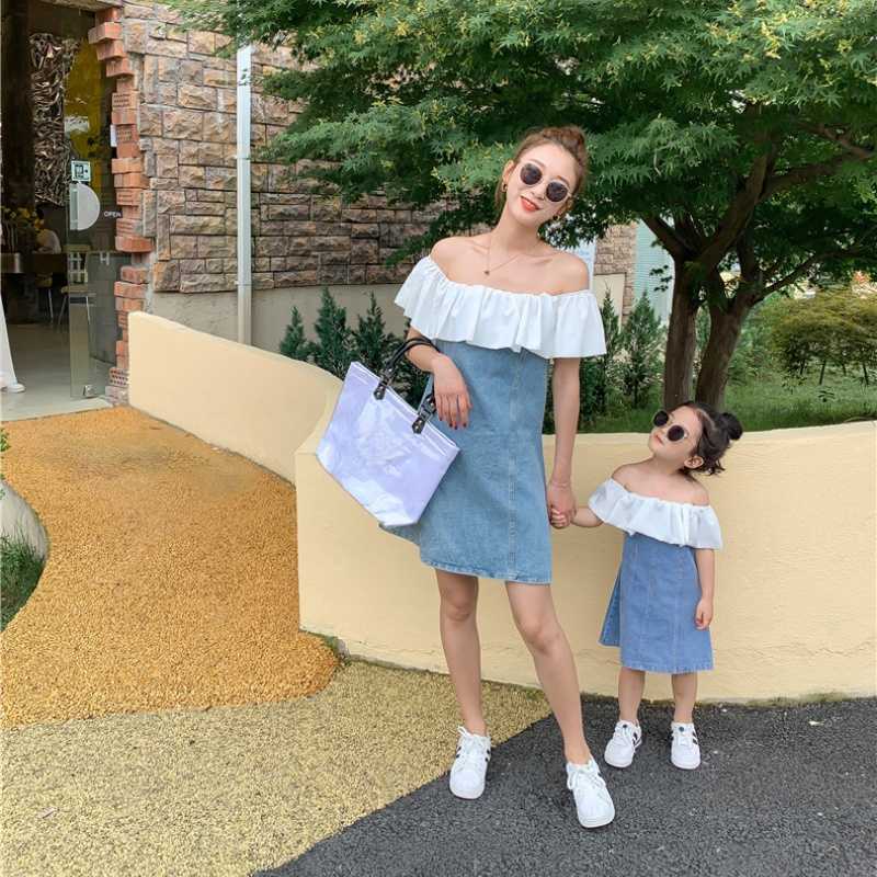 

Mother-daughter summer denim one-line collar dress girl's treasure flounces denim dress mommy and daughter matching clothes 210701, Sky blue