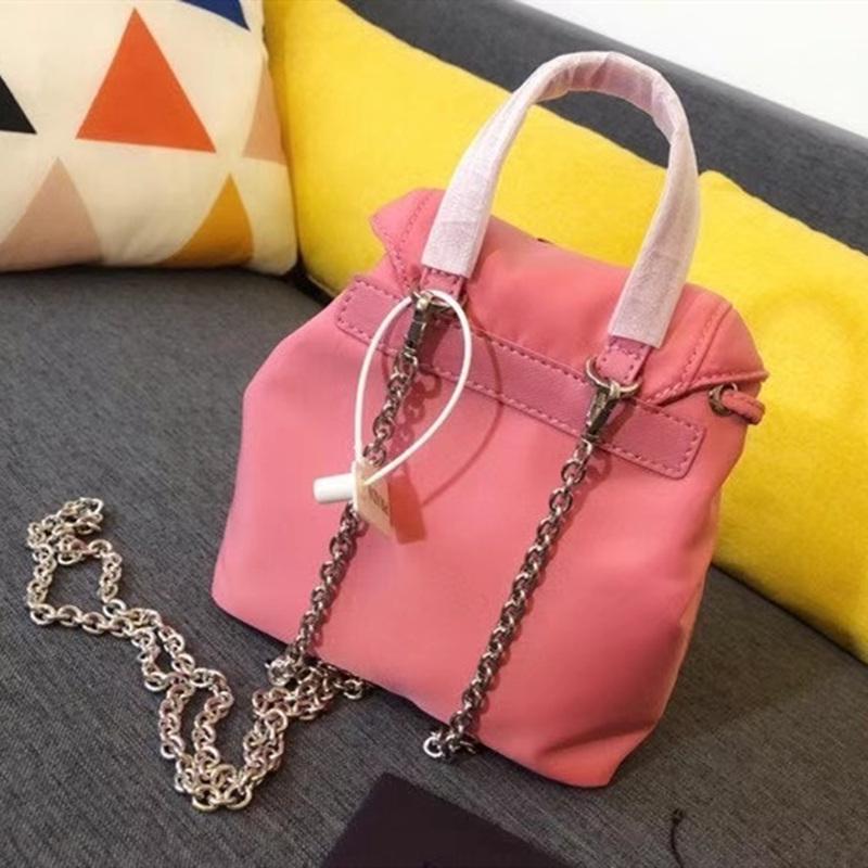 

Women Luxurys Designers Bags 2021 Cross body purse shoulder bag messenger wallet Waterproof Nylon Backpack with hardware chains, Black