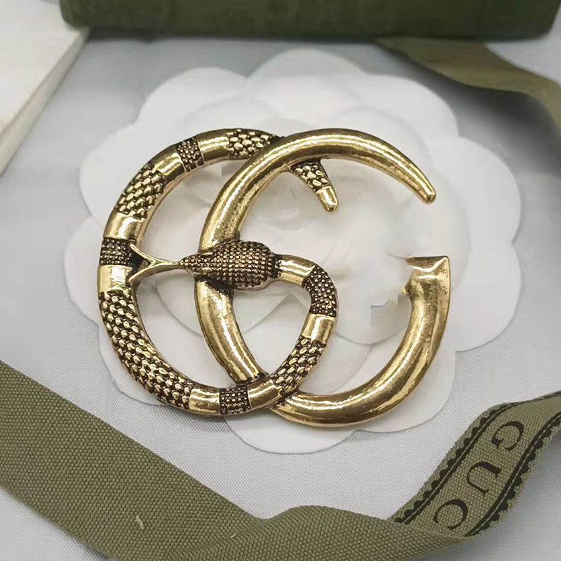 

20color High Quality Brand Designer Simple Women Brooches Small Sweet Wind 18K Gold Plated Crystal Pearl Letters Suit Dress Pins for Party Nice Gift Specifications