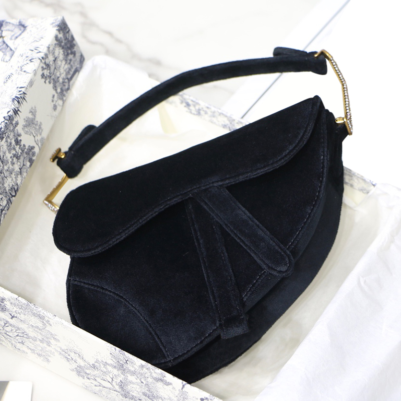 

style velvet with a smooth feel is really retro good to move collocation of the whole persons temperament will be very good gracefulbag