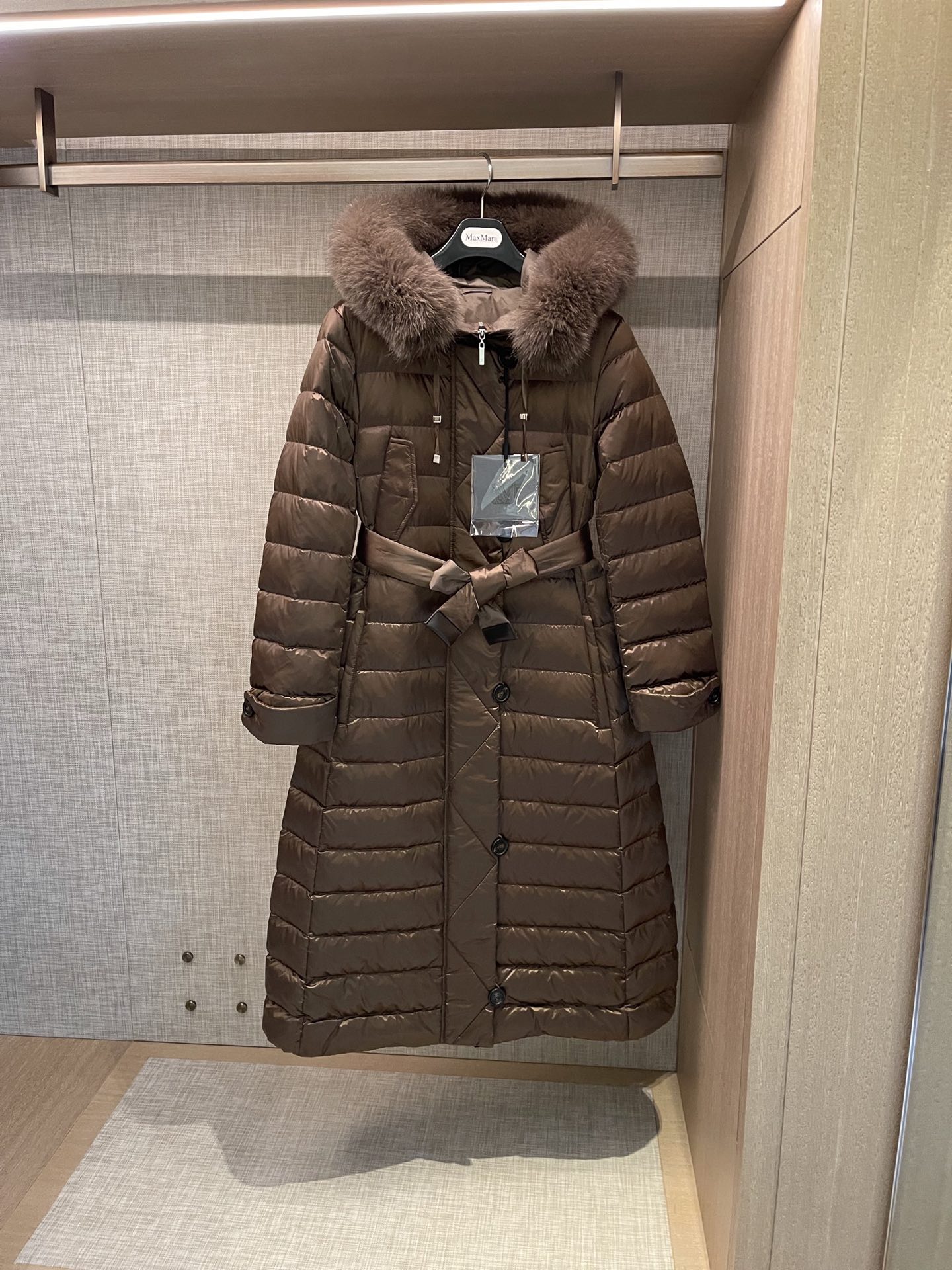 

Luxury imported fox fur collar, super good texture, slim 90% white goose down jacket, Beige