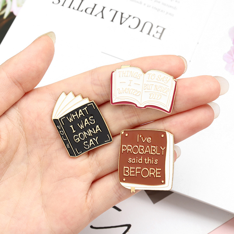 

Student Cartoon Book Brooches Alloy Enamel Cowboy Collar Pins Books Letter Design For Clothes Backpack Badge Ornaments Accessories Wholesale