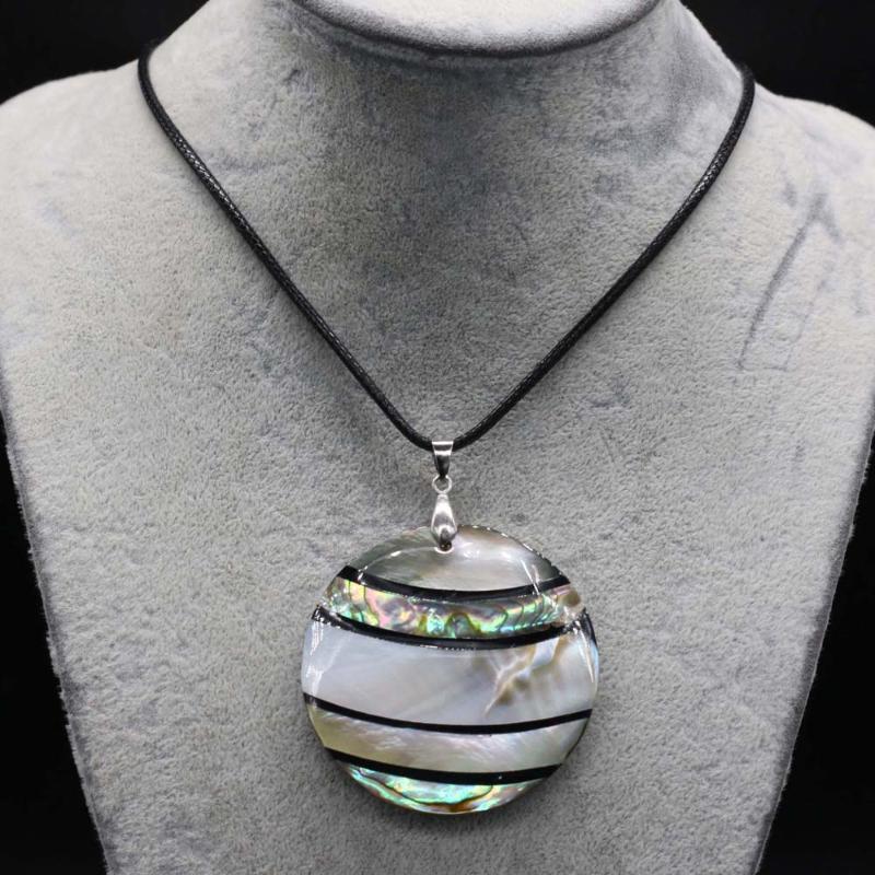 

Pendant Necklaces Natural White Abalone Shell Necklace Retro Round Temperament For Women Men Casual Charm Jewelry Gifts 48x48 Mm