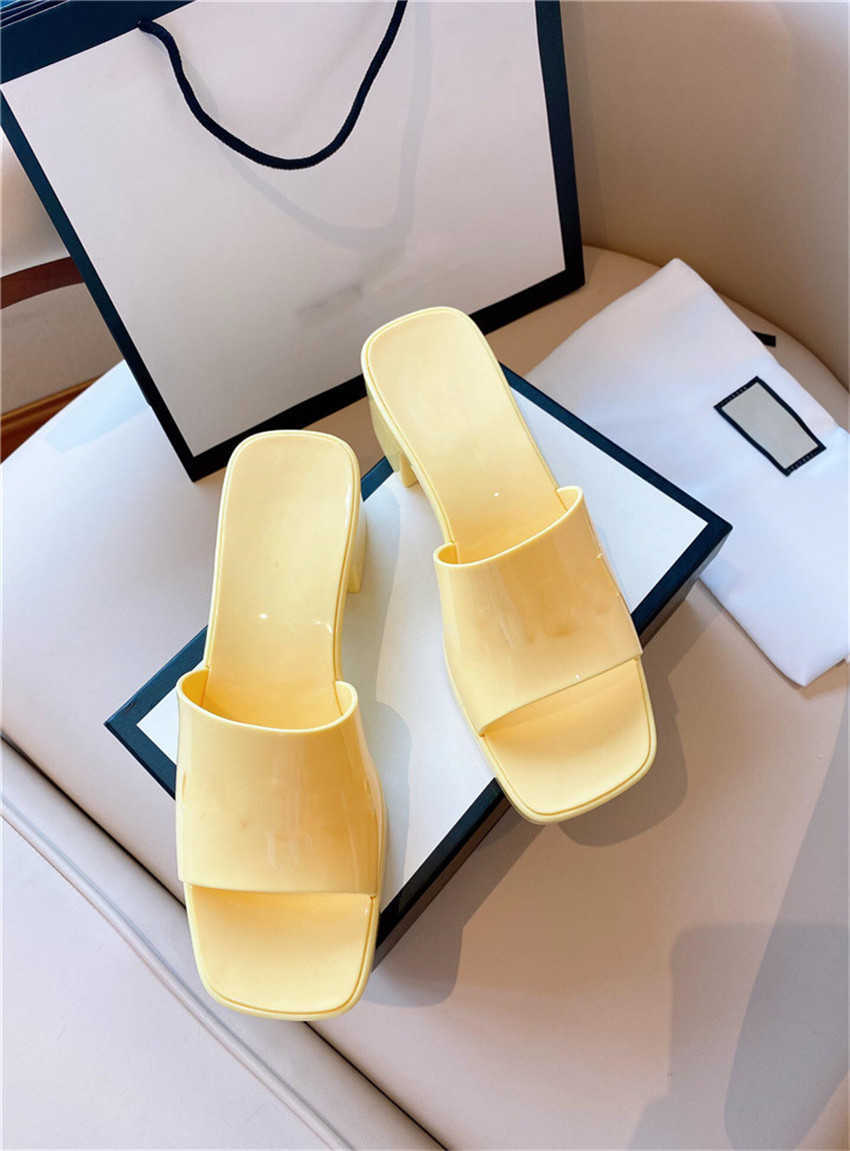 

2022 Designer Woman Fashion Beach Thick Bottom Slippers Platform Alphabet Lady Crystal Sandals Leather Rubber Fruit Slide High Heel Slides Slipper