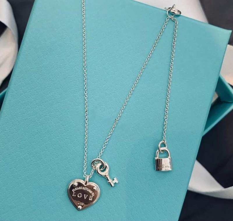 Tiffany LOVE Heart Bracelets Key Necklace 925 Lock Peach Heart Collarbone Chain for Women H1111