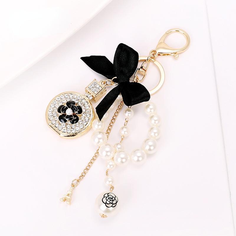 

Keychains 2021 Creative Small Gift Pendant Perfume Bottle Bow Shape Alloy Keychain Pearl