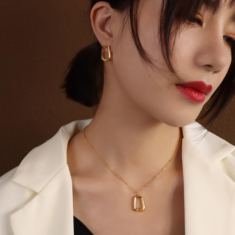 

Pendant Necklaces European And American Ins Jewelry Exaggerated Geometric Square Necklace Short Female Titanium Steel Gold Plating