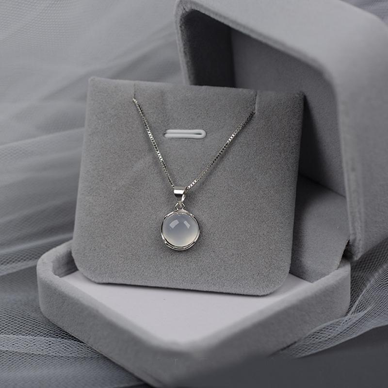 

Pendant Necklaces Fashion Silver Plated White Round Moonstone Luxury Women Jewelry Clavicle Chain Short Necklace