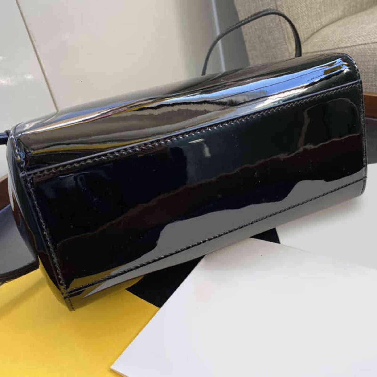 

7A+Fashion New style A small handbag with a hard board separating two compartments 24478 Twist the locks on both sides Removable shoulder1th