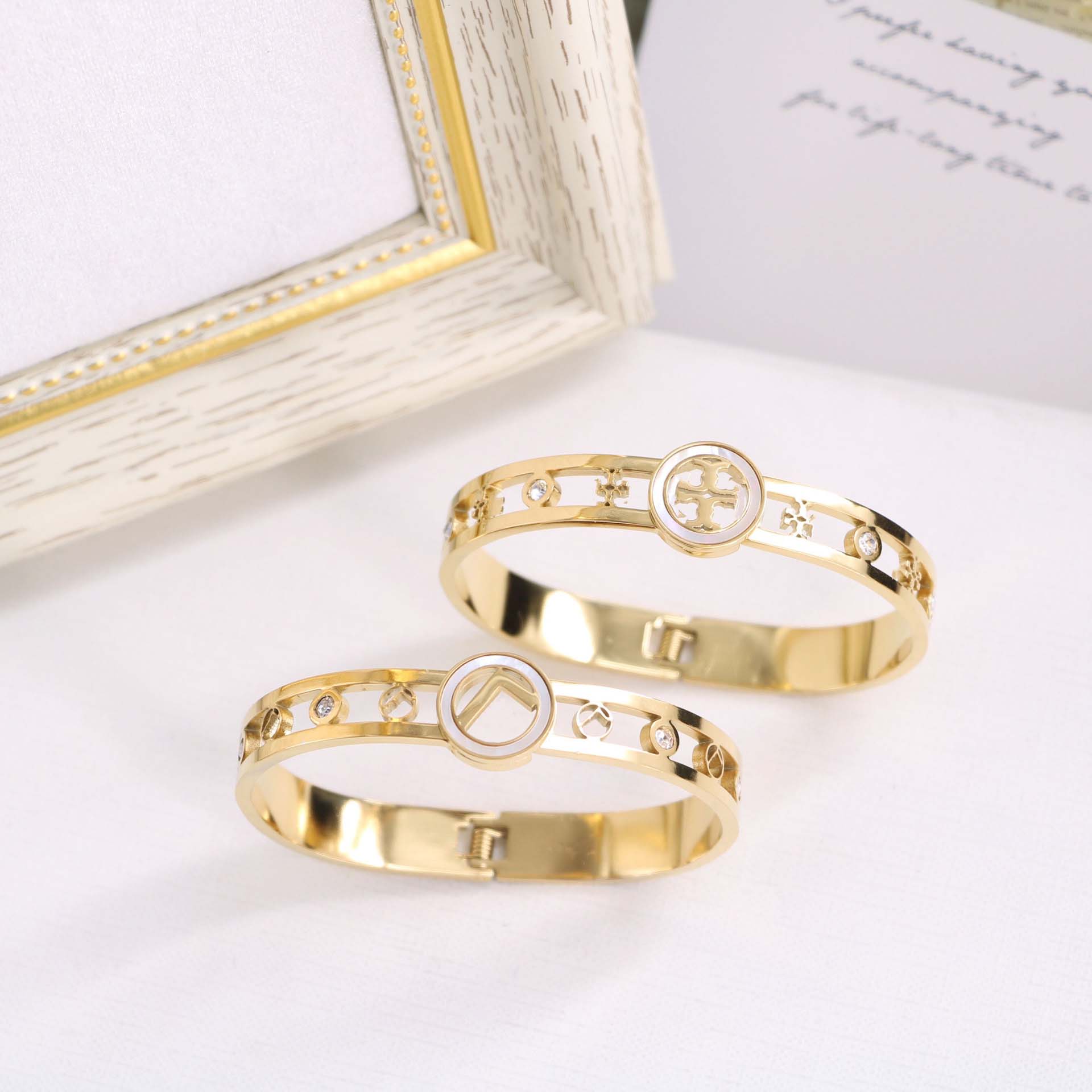 

18K Gold Plated Luxury Brand Designers Creativity F Letter Bangle Europe and America Fashion Style Lady Women Titanium Steel Engraved Initials Hollow Out Bracelets