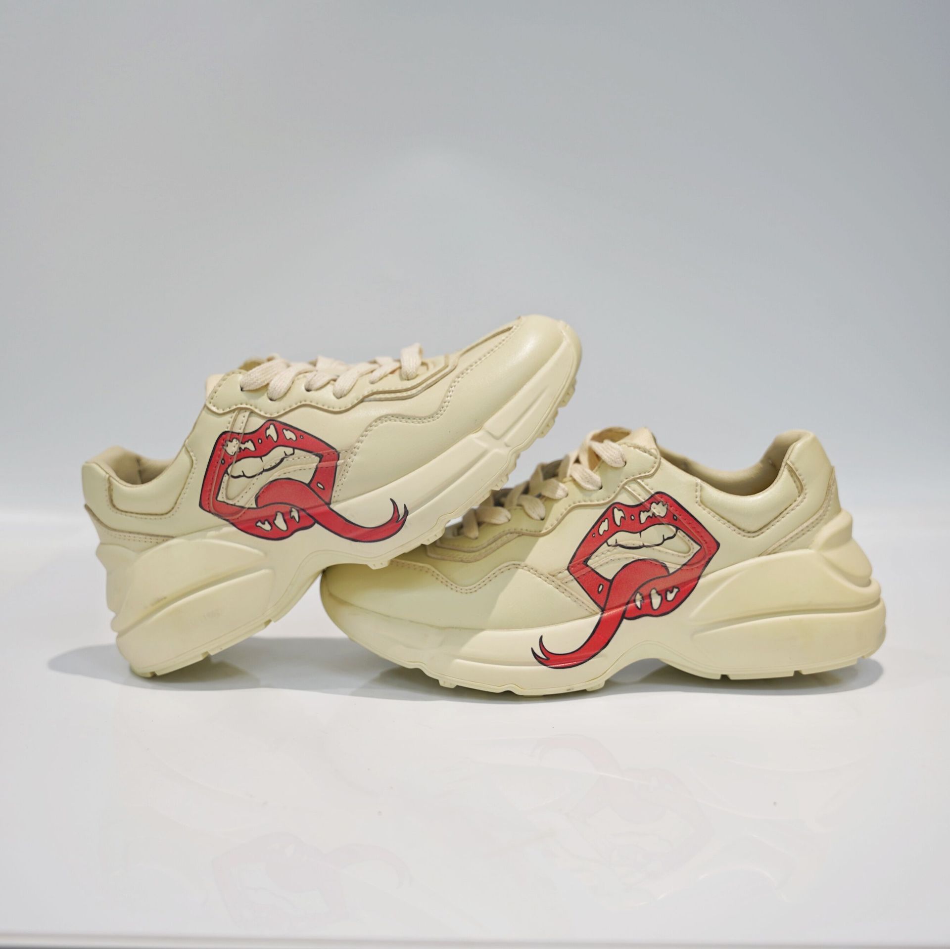 

Designer Rhyton Sneakers Luxury Women Men Shoes Clunky sneaker Leatherwith Wave Mouth Print Glitter Strawberry trainers, C9