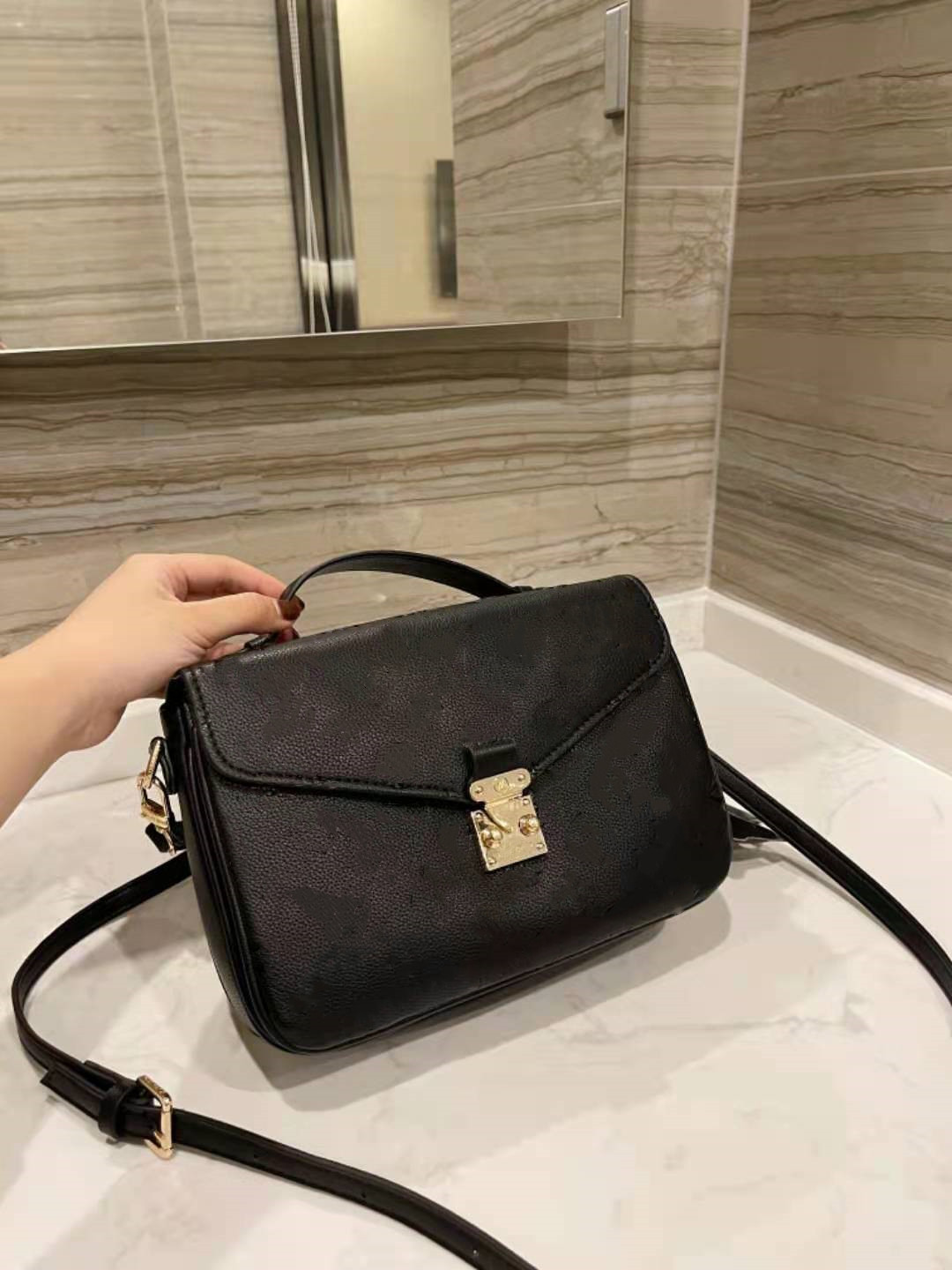 

Designer design women's diagonal bag classic fashion versatile flower letter handbag High end atmosphere European and American style. Size 25cm, Black