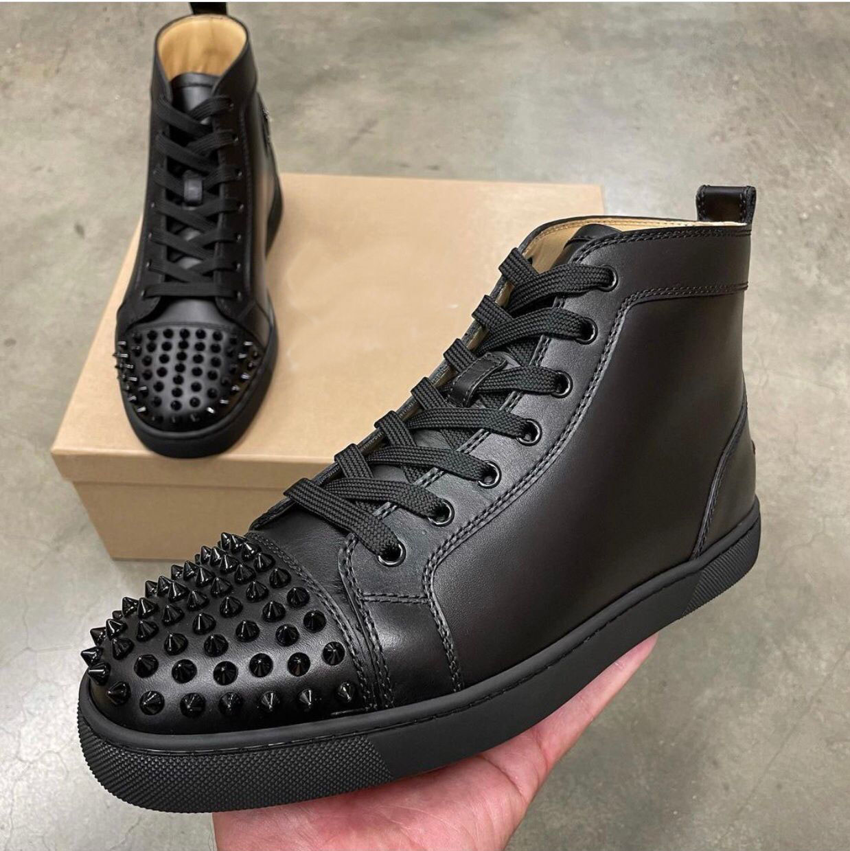 

Wholesale Brands White Black Leather Casual Shoes High Top Red Bottom Sneakes For Men,Women Classic Trainers Skateboard Famous Party Wedding