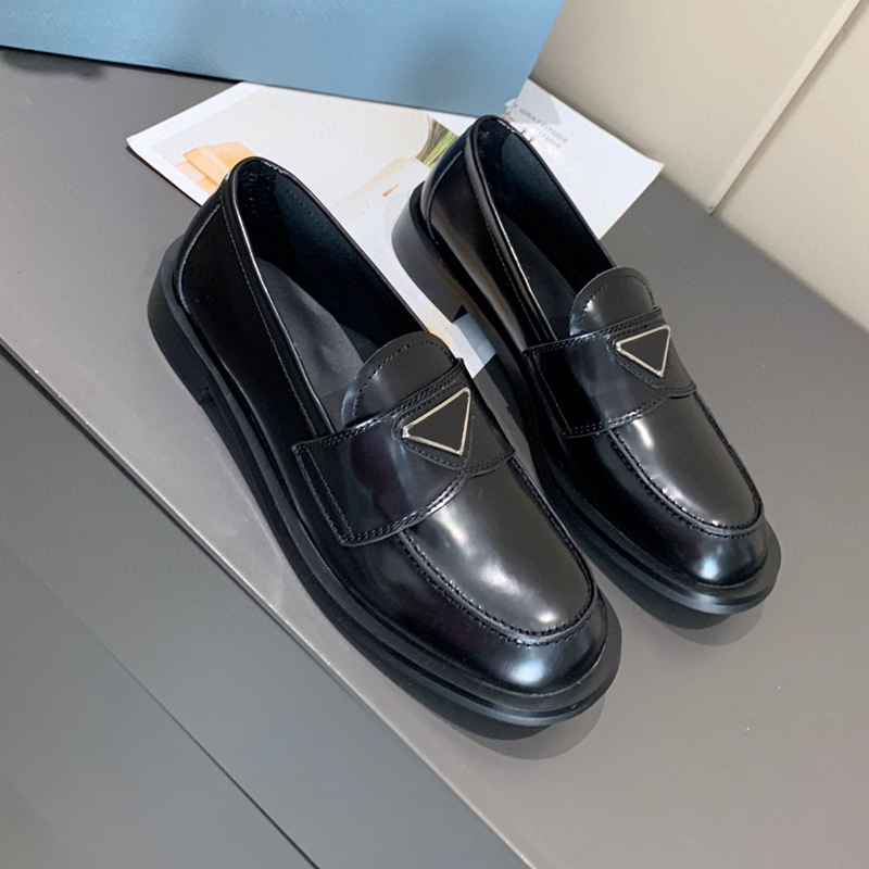 

2021 Fashion triangle letters label sandals Loafers shoes Closed top slippers casual High Quality Women luxury Genuine Leather Thick Bottom Designer 35-40 With Box, Black closed top slippers
