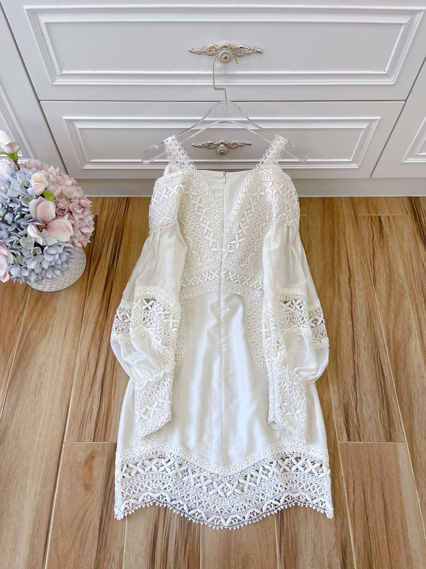 

Australian fashion brand dress autumn and winter new holiday clothing series, water soluble lace lantern sleeve shoulder, runway short dress, White