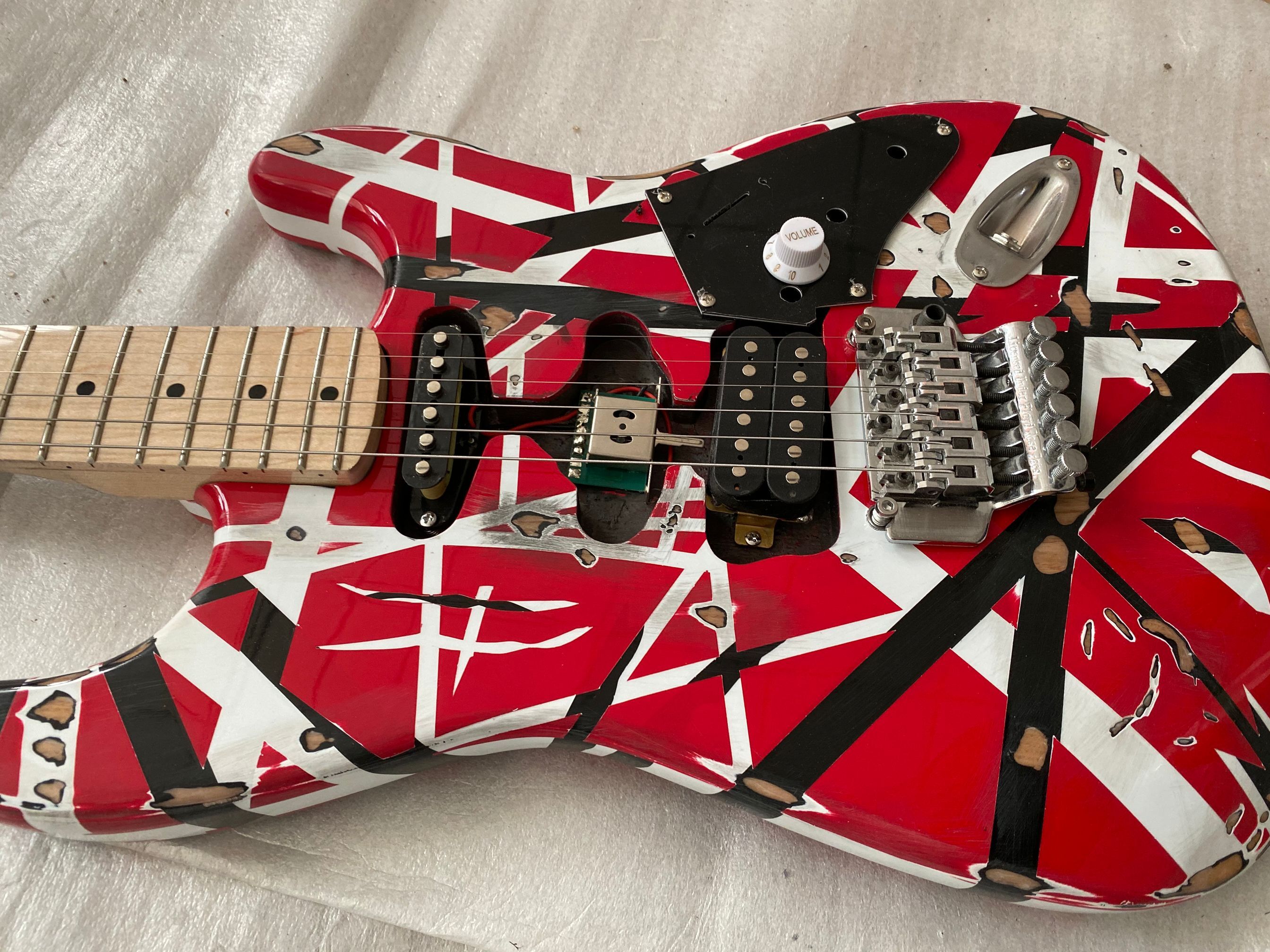 

Promotion! Heavy Relic White Stripe Red 5150 ST Electric Guitar Eddie Edward Van Halen Franken Stein China Guitars, Black Alder Body, Maple Neck, Floyd Rose Tremolo