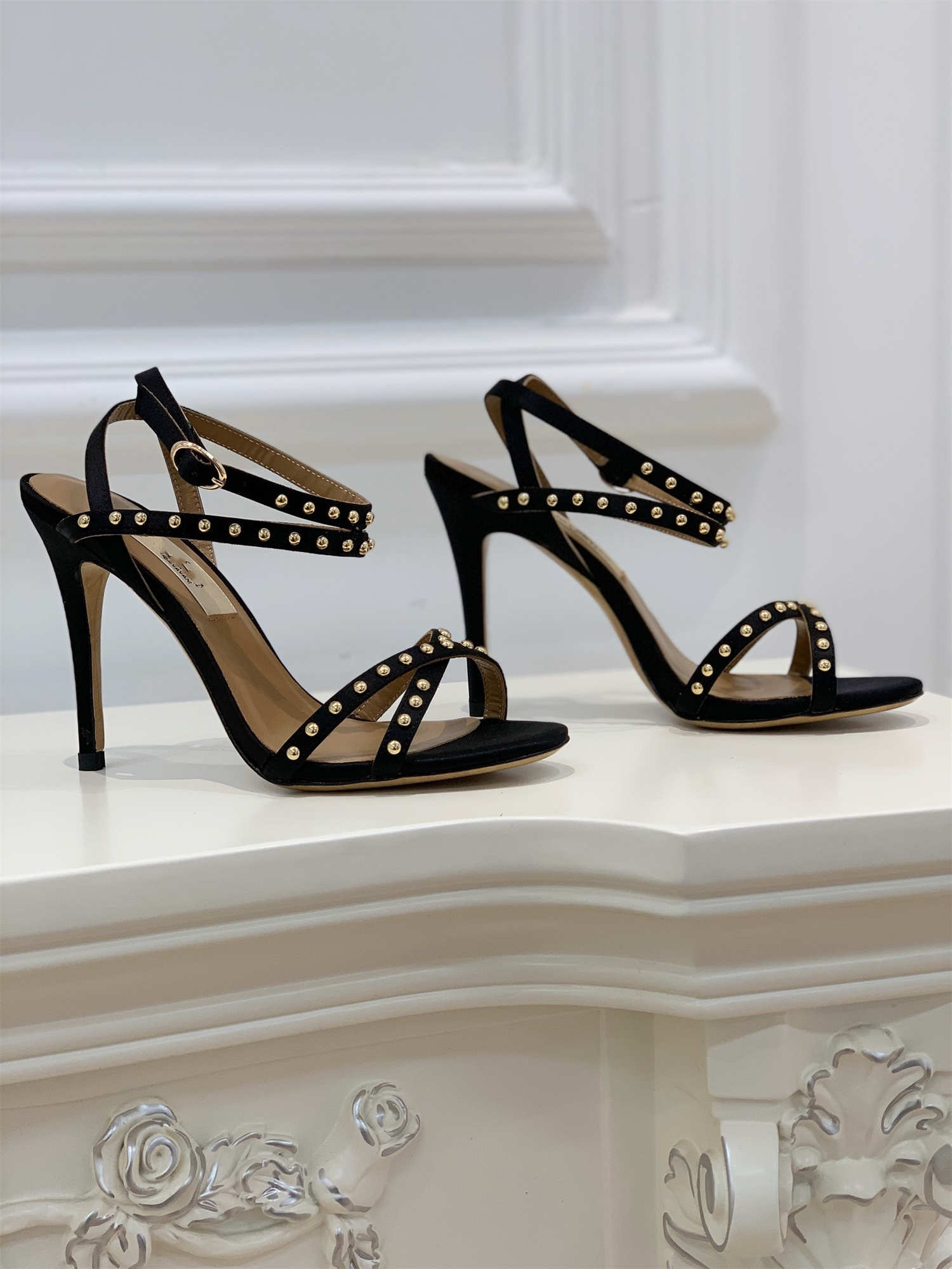 

2021 summer high-heeled sandals Rivet The luxurious designer is noble and individual to wear it without getting tired decoration Hand-stitch, Black