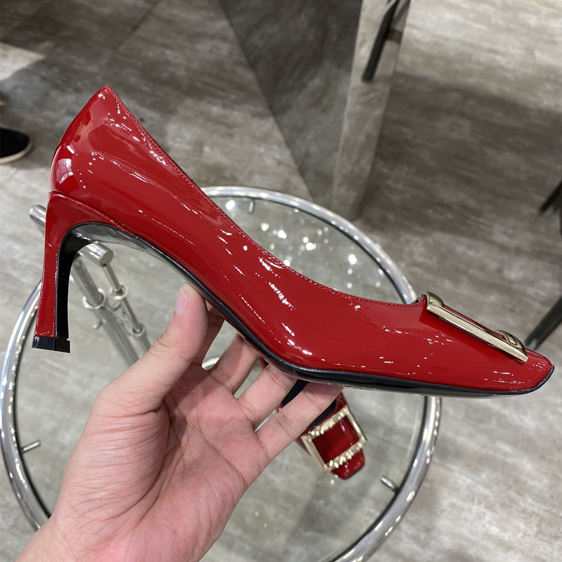 Top printemps automne et hiver nouvelles chaussures pour femmes filet rouge boucle carrée en métal chaussure unique mi-talon orteil stiletto mari