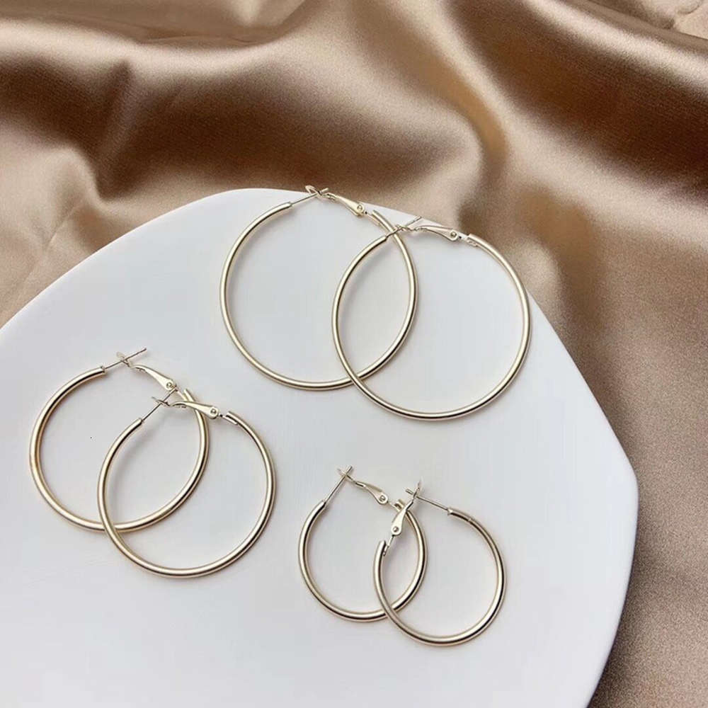 

Korean net Red Circle Earrings exaggerate girl's heart, Golden;silver