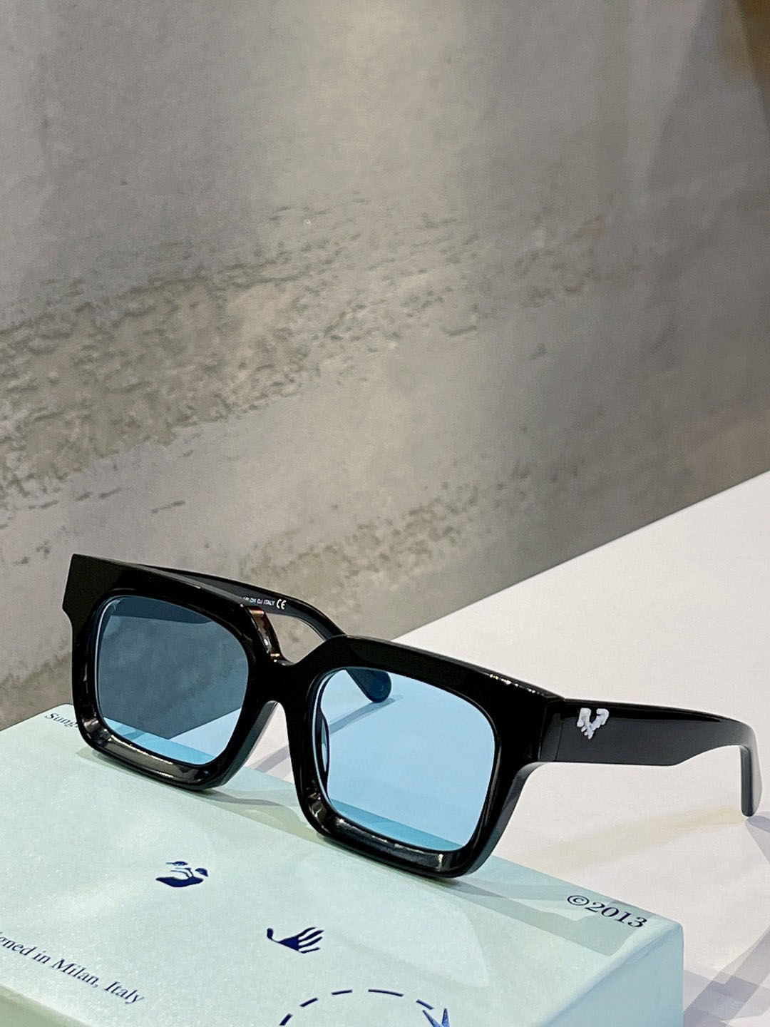 

Classic retro mens sunglasses fashion design womens glasses luxury brand designer eyeglass top quality Simple business style uv400 with case OW40001U size 52-21-145