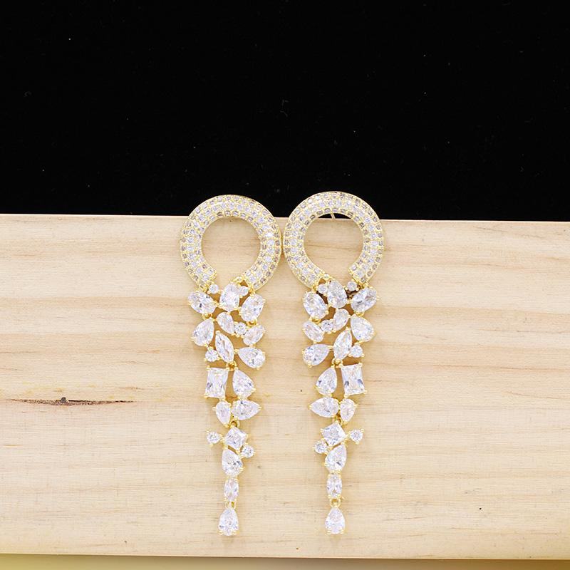 Dangle Chandelier Dubai Boucles d'oreilles pendantes en or 18 carats, boucles d'oreilles à pompon rose pour une fête de mariage élégante et belle