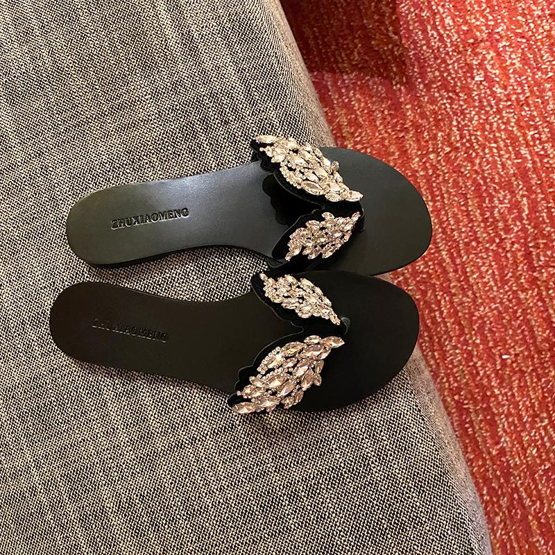 

The 2021 Summer Thong Diamond Flip-flops Female Fashion Wears Outside Leather Flat Cool Slippers From Mail, Beige