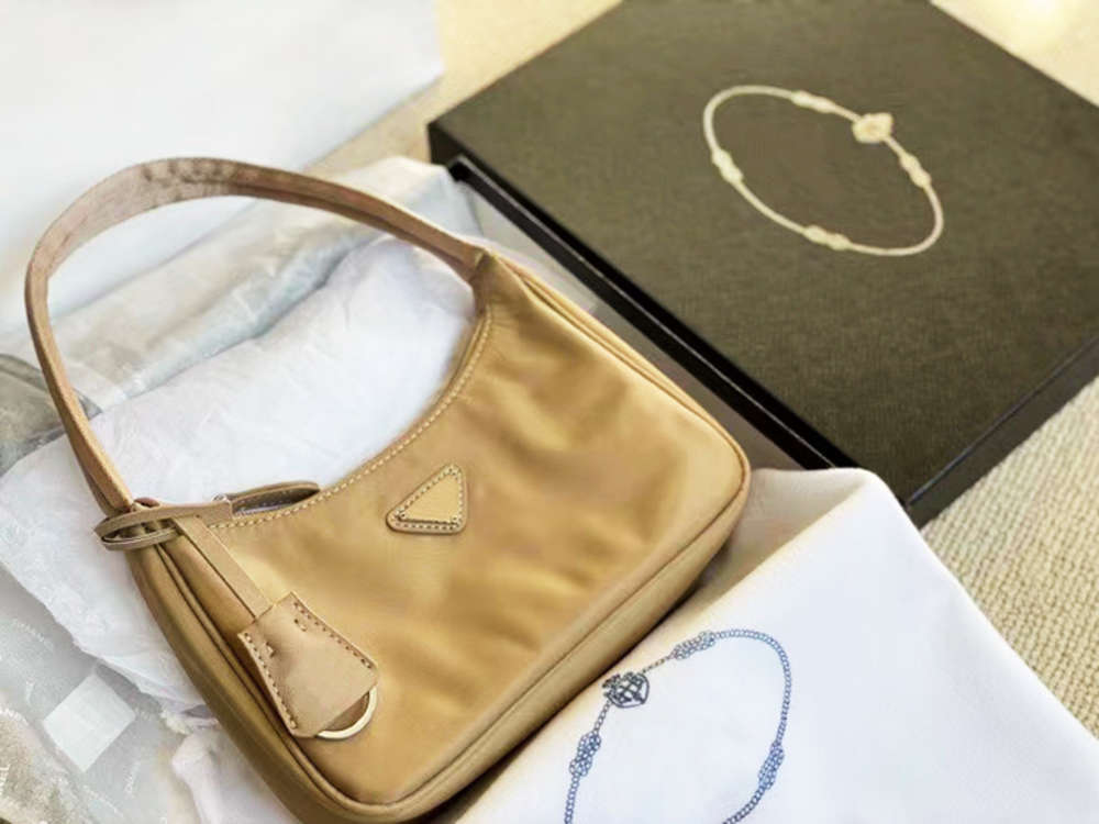 

2021 Ladi One-shoulder Underarm Diagonal Bag with Box, Make up the difference