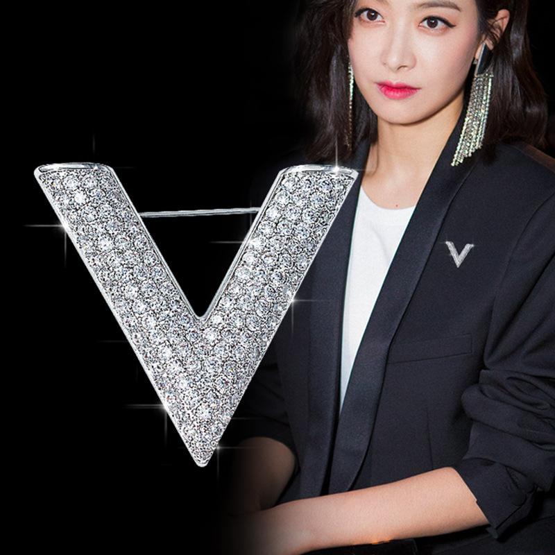 

Pins, Brooches English Letters V Initial Crystal Rhinestone Brooch Gold Cardigan Skirt Lapel Pins Female Corsage Luxury Jewelry 2021