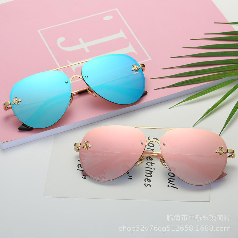 

2019 new women's sunglasses 2201 little bee toad fashion street shoot the same, White;black