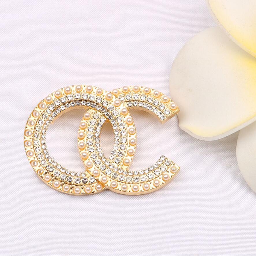 

Luxury Brand Designer Double Letter Pins Brooches Women Gold Silver Crysatl Pearl Rhinestone Cape Buckle Brooch Suit Pin Wedding Party Jewerlry Accessories