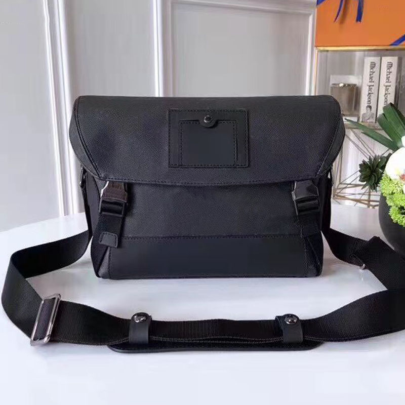 

Luxurys Large Capacity Crossbody Bag Business Print Mens Messenger Bags Genuine Leather Plain zipper Letter Button Hasp Soft Canvas Single Quilted Satchel GM Black