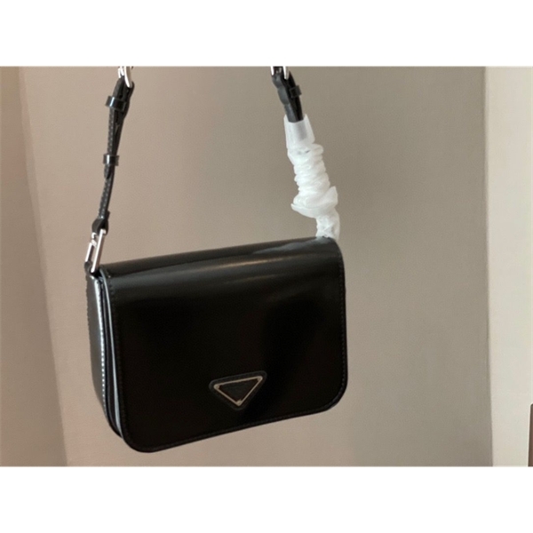 

21 new wide strap flip standard medieval patent leather single shoulder armpit messenger tofu bag women's fashion Purse Outlet, White