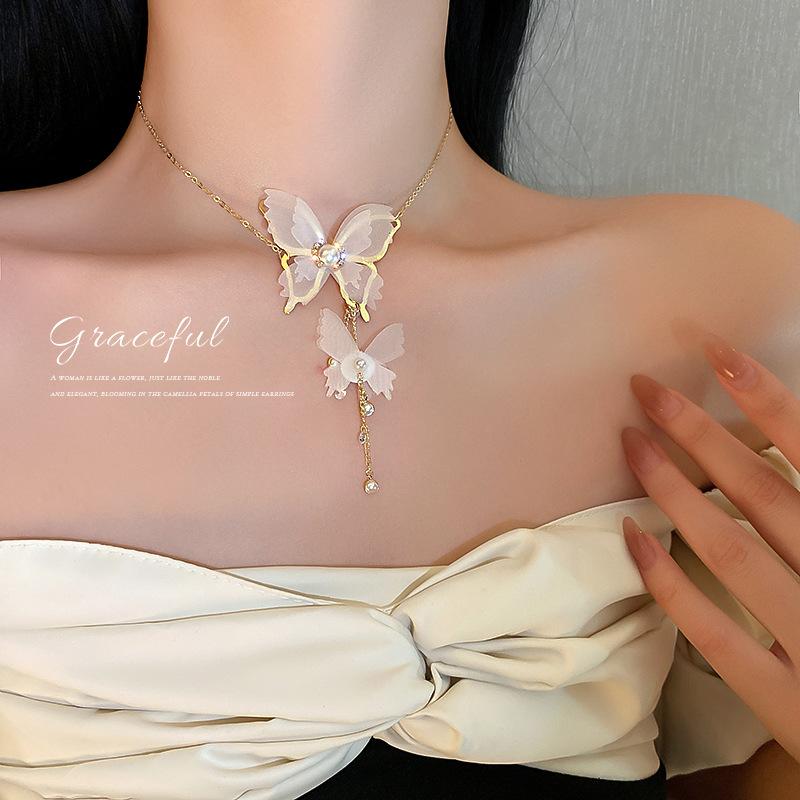 

Simple Individual Character Tide Pearl Sets Diamond Butterfly Necklace Lovely Girl To Act The Role Of Female Money Pendant Necklaces, Silver
