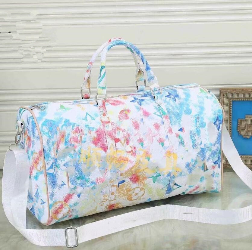 

Designer Letters Gradient Color Duffel Bags Luxury Design Watercolor Rendering Big Letter Men and Women Large Capacity Travel Bag Trip Boarding Shoulder Bag, Black