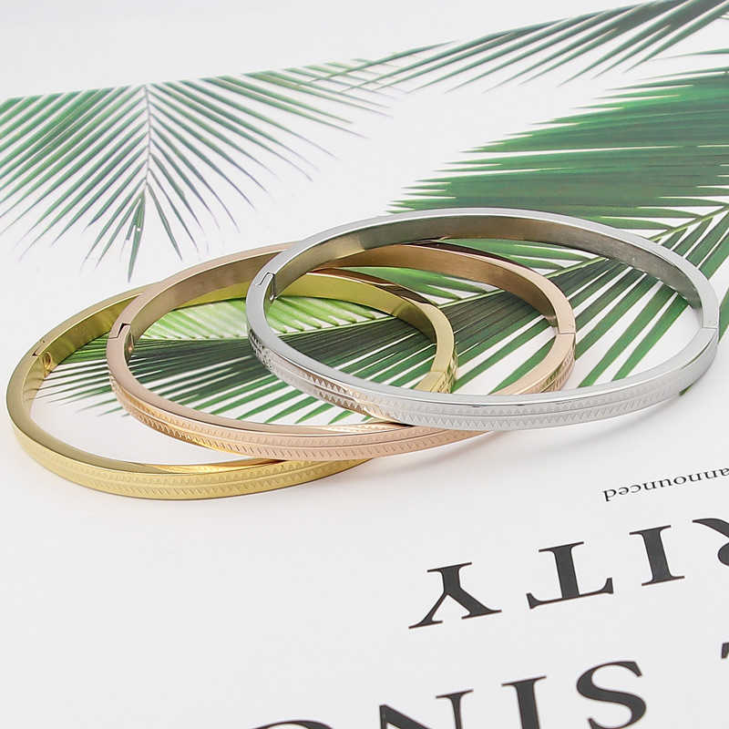 

Fashion Stainless Steel Jewelry Carved Triangle Graphic Wave Line Bangle for Women and Children Bracelet Party Gift Wholesale Q0719