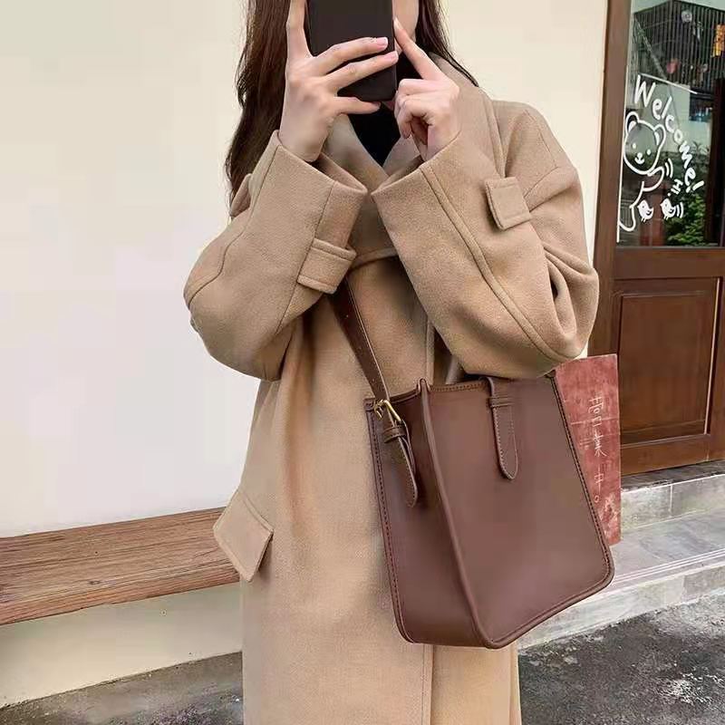 

women's striped hand bag French designer 7A's latest high-end customized quality leisure fashion style can be one-shoulder. Oblique span