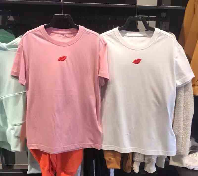 

Solid color T-shirt women 2021 plus size summer loose embroidered lips pink white cotton top short-sleeved shirt