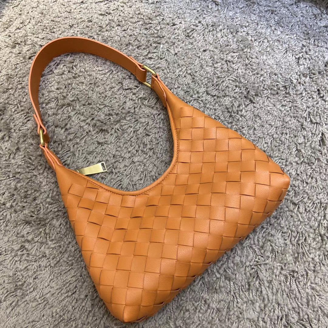 

Soft leather woven bag Women's portable curved shoulder bag Zipper style simple style fashion underarm purse 5 colors, Apricot powder