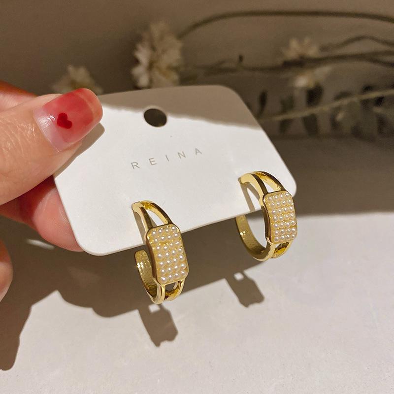 

Hoop & Huggie Korean Vintage Pearl Round Women Earrings Gold Color C-shaped Earring For Retro Fashion Simple Female Jewelry