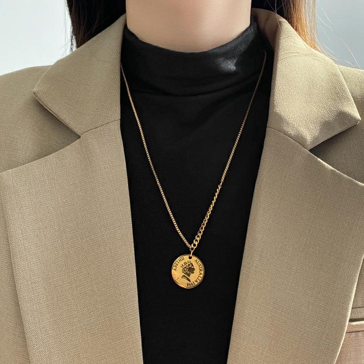 

Pendant Necklaces Fashion Titanium Steel Round Coin Necklace Stainless Jewelry Long Sweater Chain Queen Head Wholesale
